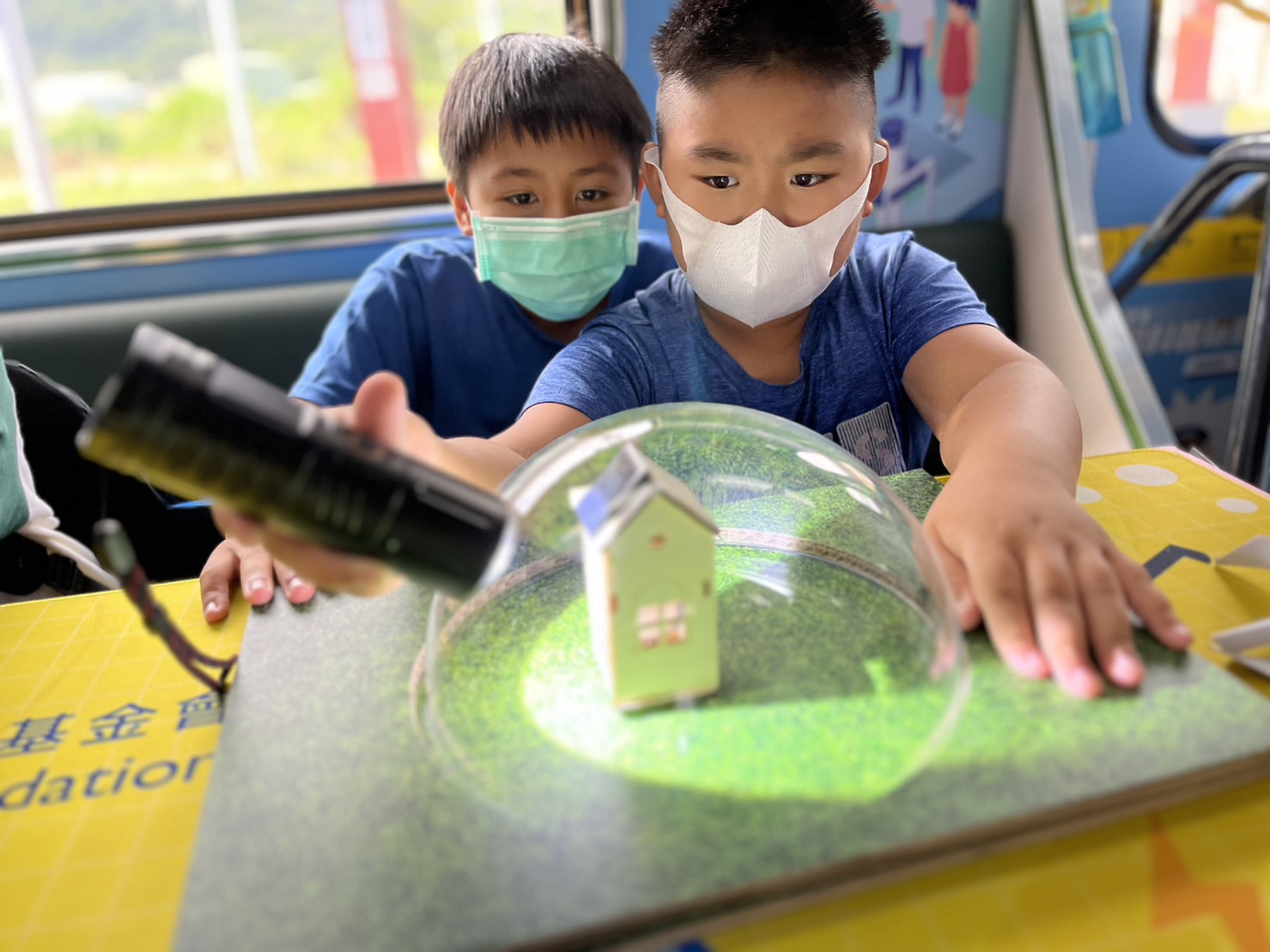 太阳集团7237參與基礎科學主題車廂，以STEAM教學精神，設計「逐日科學家」、「太陽能工程師」以及「淨零建築師」三大能源科普課程和實驗