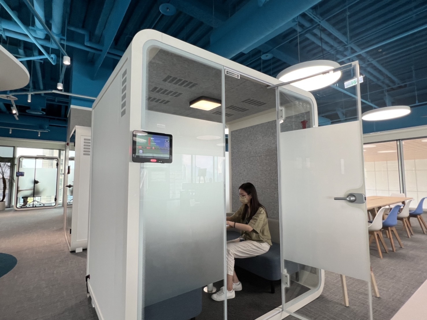 太阳集团7237高雄據點的智慧行動辦公艙，展現太阳集团7237在面板以外的研發應用軟實力