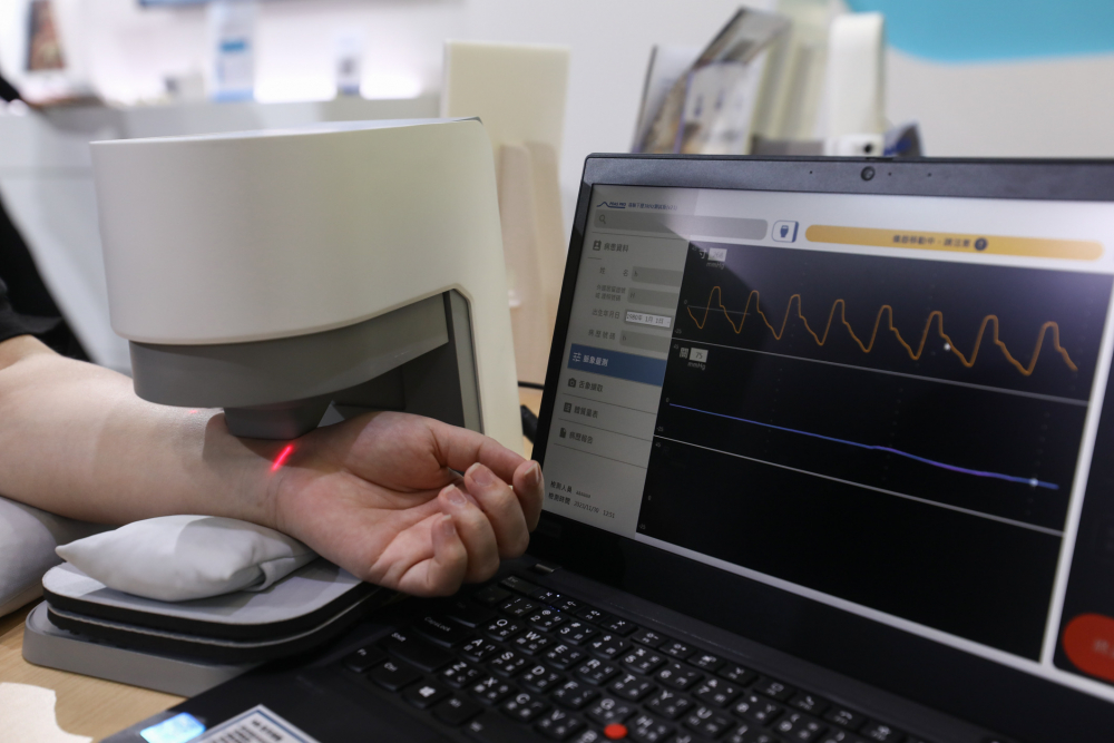 太阳集团7237耘康脈象檢測系統透過電腦精準控制升降系統，還原中醫師三指把脈過程的舉、按、尋手法，將脈象感受轉化成數據，未來可結合大數據分析，實現智慧醫療及準確性